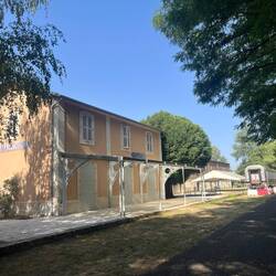 La petite gare de Marthon qui théâtralise le vélo sur ses panneaux d'information
