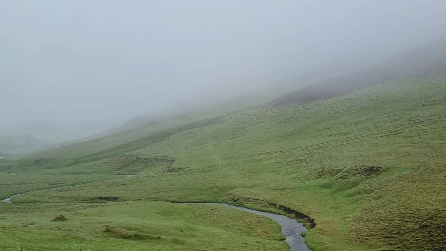 Vik hängen die Wolken bis zum Boden....