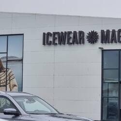 Im Iceware-Einkaufscenter findet man ein weig Wärme, Windschutz und ein verführerisches Angebot