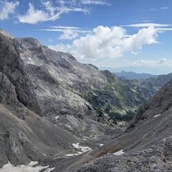 Unser erster Abstieg - links hinter dem vorderen Gipfel der Triglav