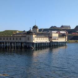 Blick auf dss "Kallbadhus" und Burg
