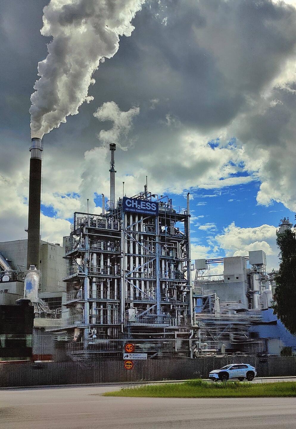 Die Papier- und Zellstofffabrik hier, die mit innovativen Wasserstoff arbeitet.