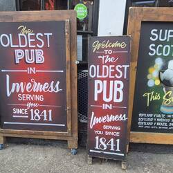 nicht zu vergessen, ein Besuch im ältesten Pub in Inverness