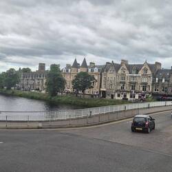 der Fluss Ness fliesst durch Inverness