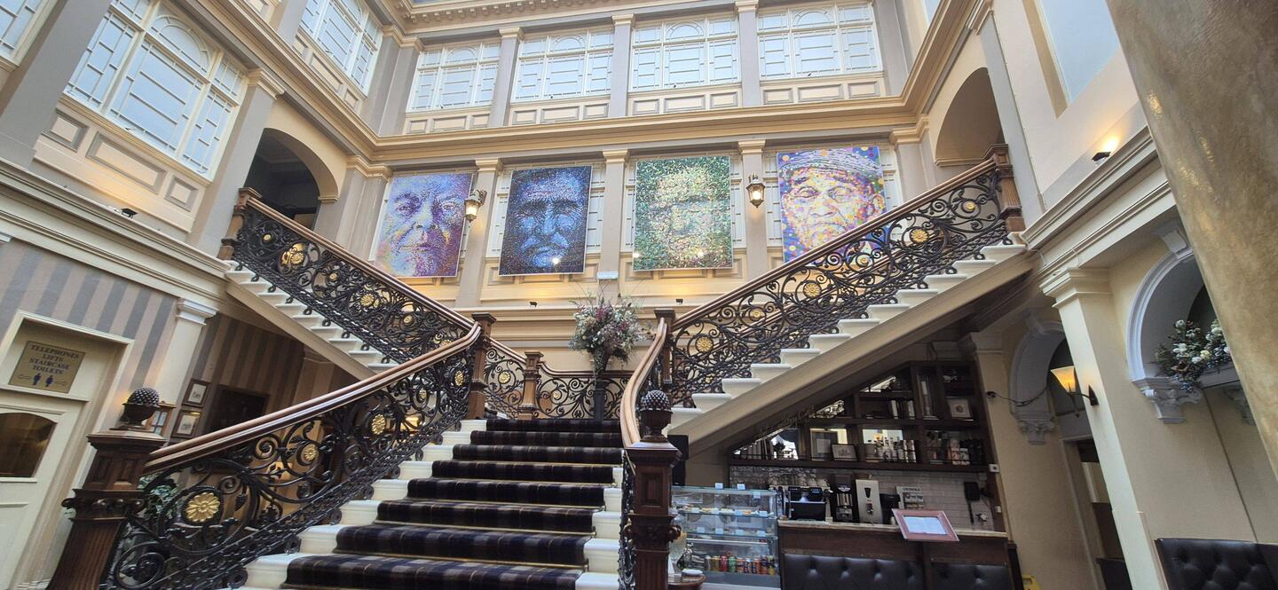 Eingang zu unserem Hotel / The Royal Highlandhotel
