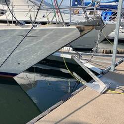 Die Marine "ankert" mit ein paar Segelbooten hier