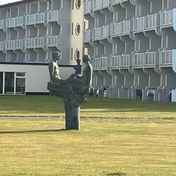 Die Skulptur vor einem Hotel sieht etwas aus der Zeit gefallen aus....