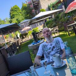 Alleine in einem schönen Café...........