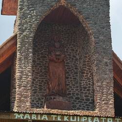die meterhohe Marienfigur