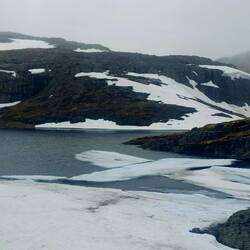 Riesige Eisschollen treiben auf dem Wasser