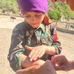 A chaque village traversé les enfants accourent : "Hello ! Where are you from ? What's your name ?..