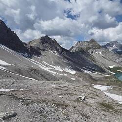Links durch den Schotter gings den ganzen Hang lang. Ging gut, unsere alpine Erfahrung passte da gut