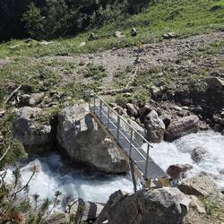 Die neue Brücke, nach dem die alte durch Lawinen zerstört wurde. Steht seit ungefähr 3 Tagen...