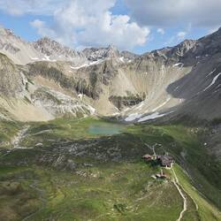 Ausblick vom Seekogel auf die Memminger Hütte. Oben links ist der Weg morgen zur Seescharte zu sehen