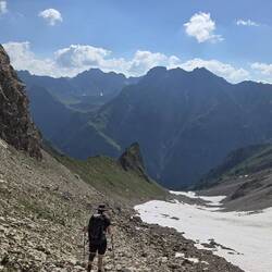Lang zieht sich der Abstieg, die Memminger Hütte fest im Blick