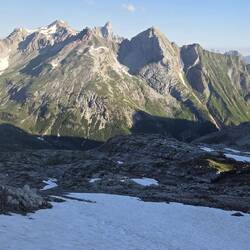 Mal durch den Schnee, mal drum herum...