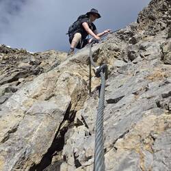 Der erste Teil des Abstiegs ging das Seil entlang