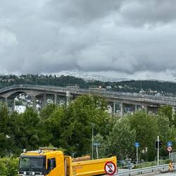 Sie verbindet das Festland mit der Insel Tromsøya, auf der sich das Stadtzentrum befindet.