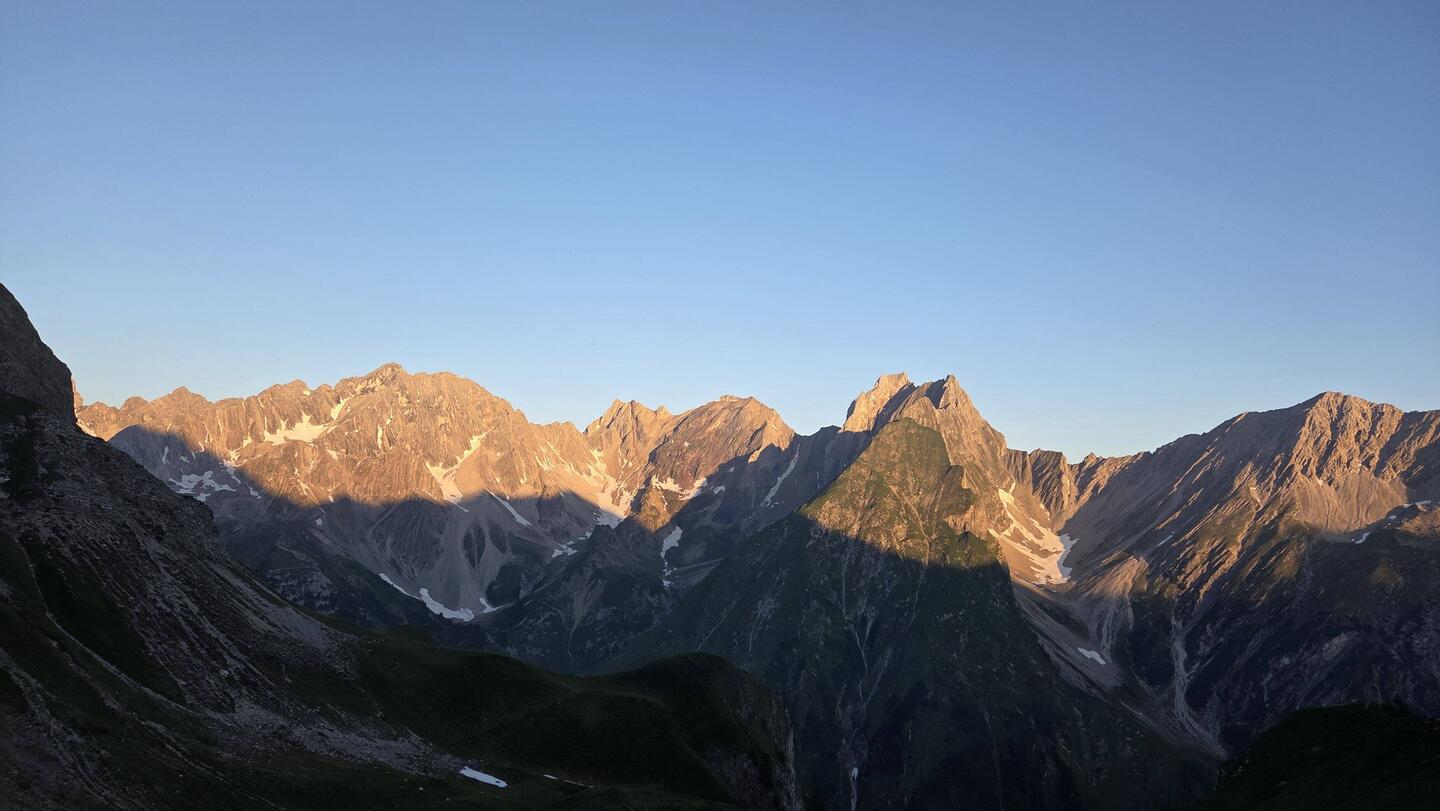 Der frühe Vogel entgeht der Hitze, so lautet wieder unser Schlachtplan beim losgehen um 6 Uhr