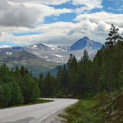 Nach 150 km schaut endlich die Sonne (wie angekündigt) durch die Wolken 🌤😃
