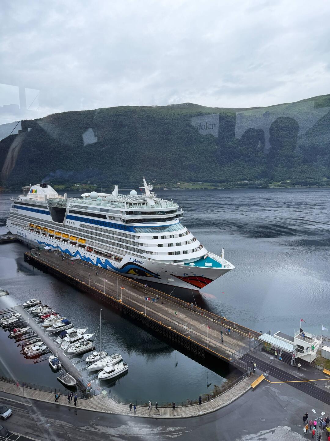Unser Schiff im Hafen von Andalsnes