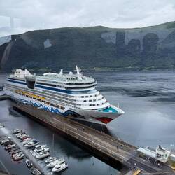 Unser Schiff im Hafen von Andalsnes