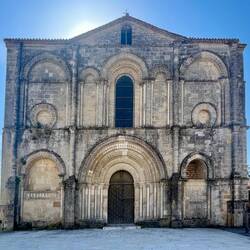 La magnifique façade romaine de l'église de Civray