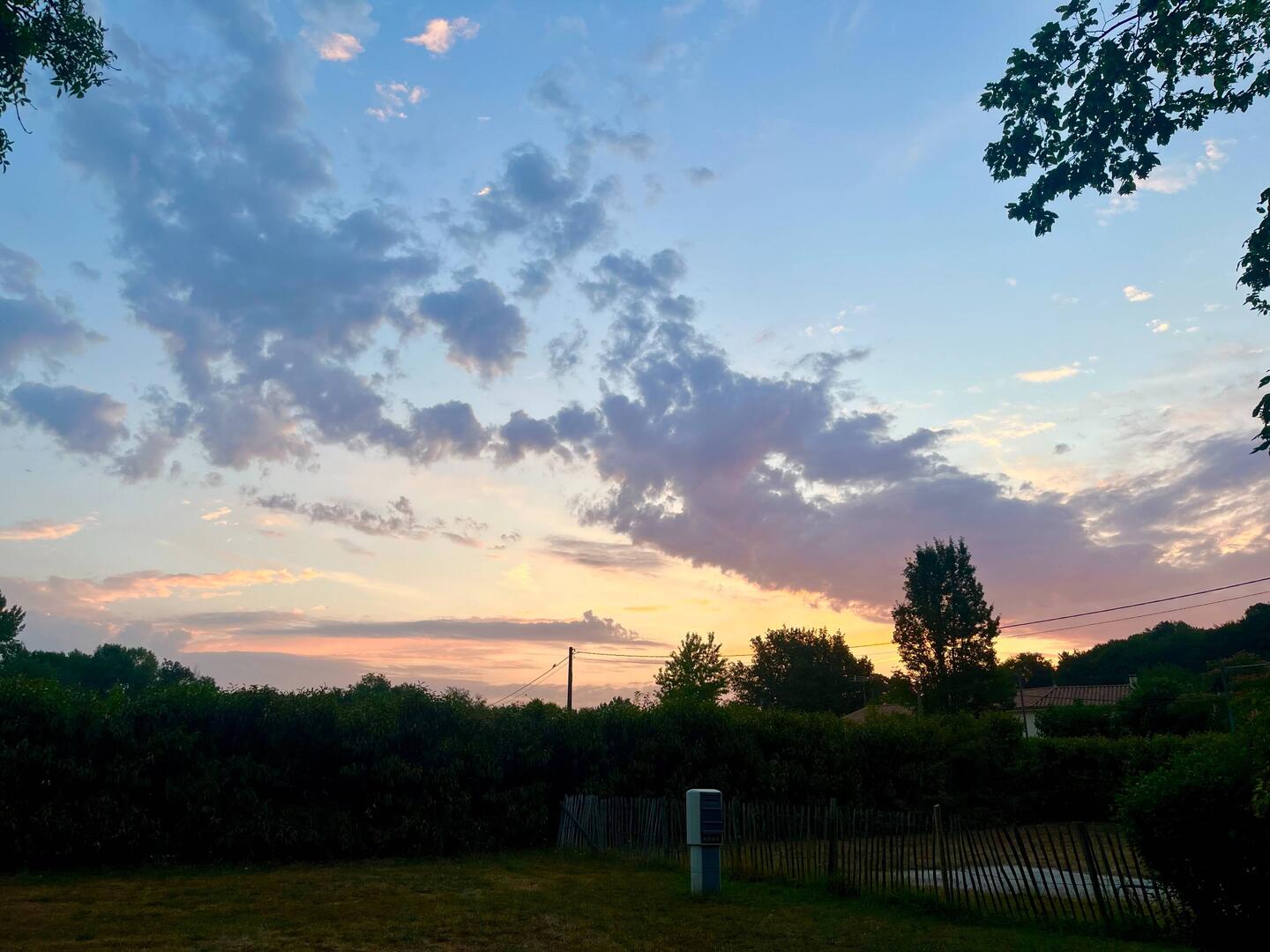 Ciel un peu couvert à mon réveil (qui coïncide avec celui du soleil)