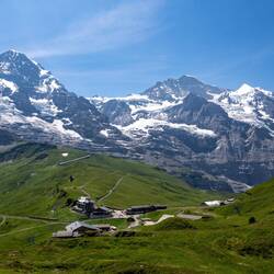 Kleine Scheidegg - li der Zug geht nach Grindelwald, re der Zug rauf aufs Jungfraujoch