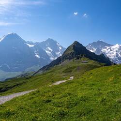Im Vordergrund der Tschuggen, dahinter das Dreigestirn