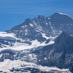 Gletscher mit Schutzhütte am Grat - könnt ihr sie entdecken?
