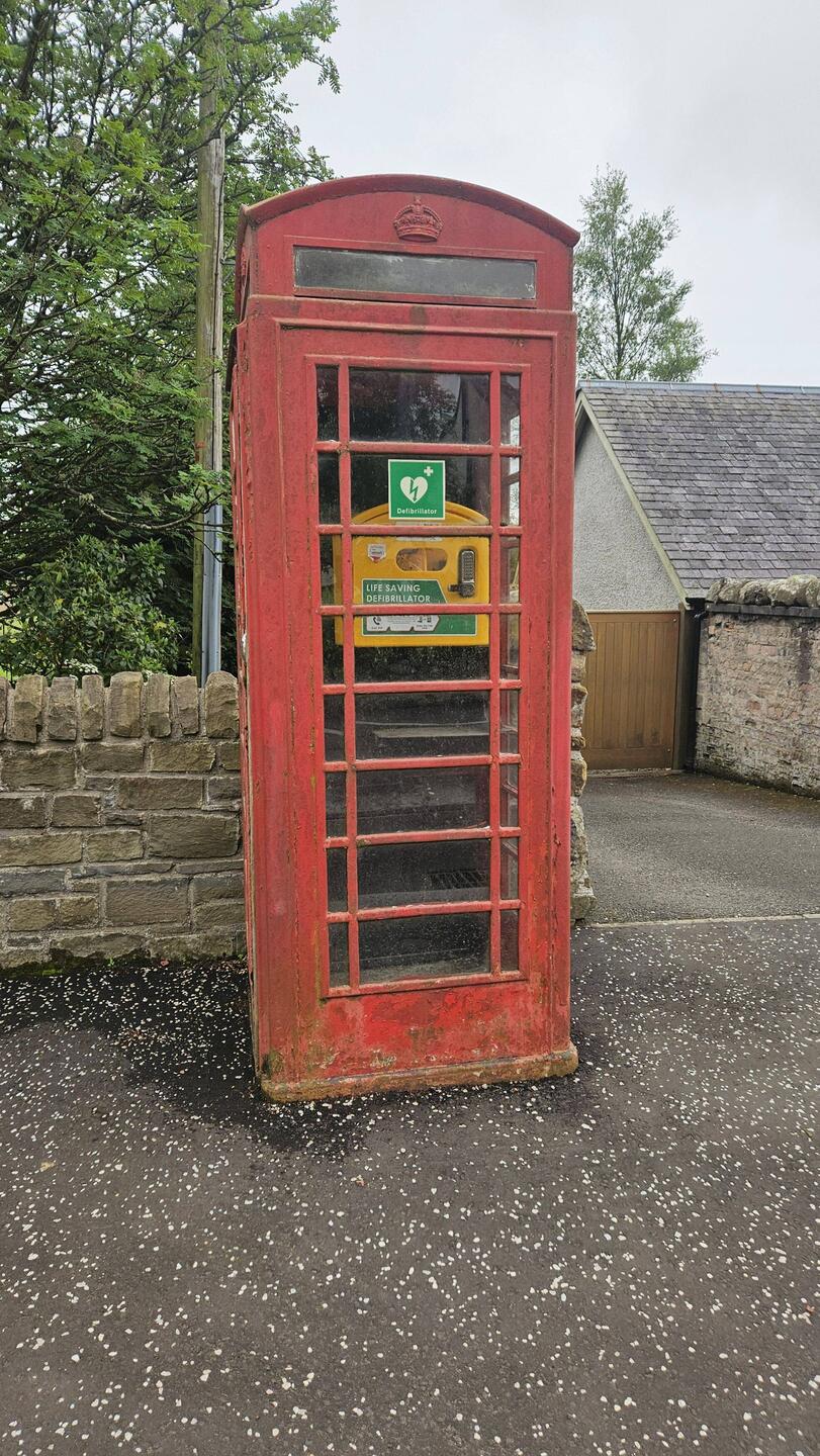 Alte Telefonkabine umfunktioniert zum Defibrillator