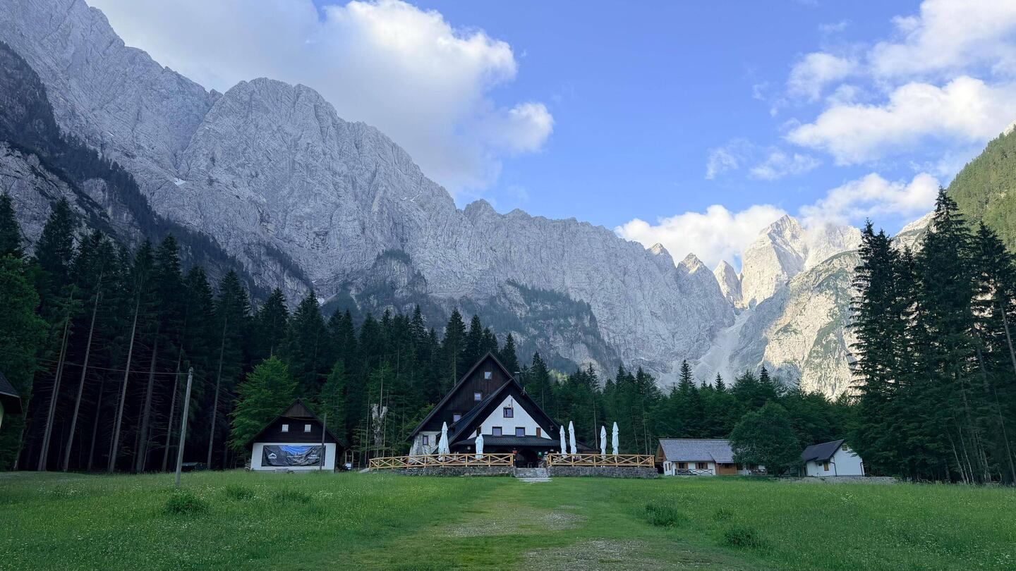 Rückblick zu unserer Hütte der vorherigen Nacht und den slowenischen Alpen
