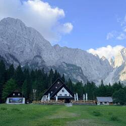 Rückblick zu unserer Hütte der vorherigen Nacht und den slowenischen Alpen