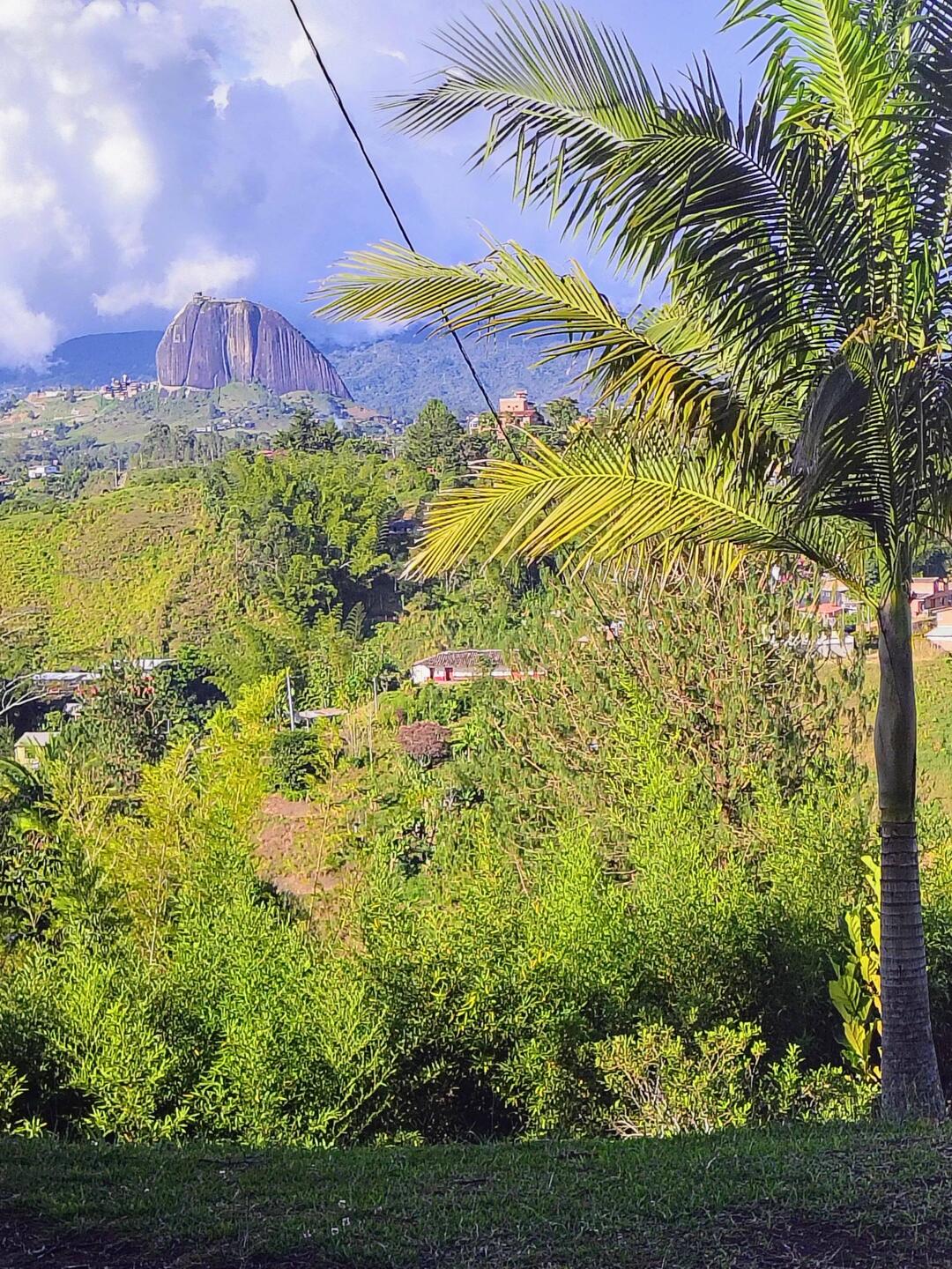 Der Peñol von unserem Aussichtsplatz aus