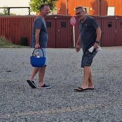 Die Jungs auf dem Weg zum Abwaschen!