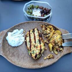 Bratkartoffeln mit Hühnchen, Tsatsiki und Oliven