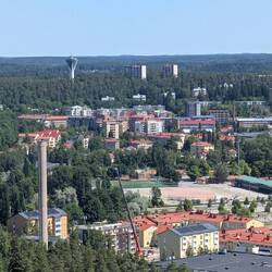 Von oben sieht man, dass sich hinter Lahti dichte riesige Wälder ausdehnen