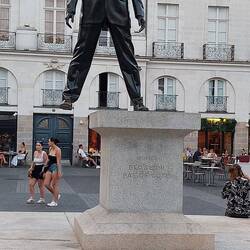 „Éloge du pas de côté“, was so viel bedeutet wie: „Lobrede auf den Schritt zur Seite“.
