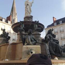Mein Kopf und der Brunnen am "Hauptplatz"