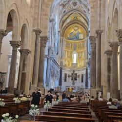 Die Kathedrale von innen. Wie man sieht, wurde schon für die Trauung geschmückt.