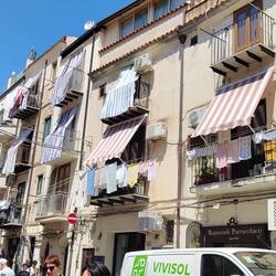 Altstadt auf italienisch: unten Shop, oben hängt die Wäsche. 😂