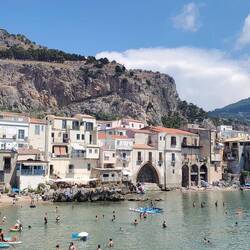 Hinter diesen Häusern befindet sich die Altstadt von Cefalù