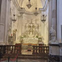 Der Altar im Nebenflügel.