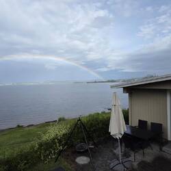 Die Strandhütte sagt "ha det bra" (tschüss) mit 🌈