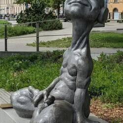 Das ist eine Bronzeskulptur des bekannten finnischen Künstlers Tommi Toija.