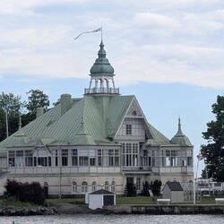 Das Gebäude des Yachtclubs