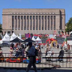 Vor dem Parlament: man rüstet sich