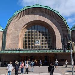 Das Bahnhofsgebäude mit den steinernen Wächtern
