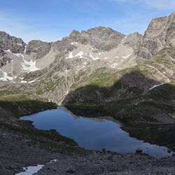 Bergsee oberhalb der Hütte, der auch Stromversorgung per Wasserkraft sicherstellt